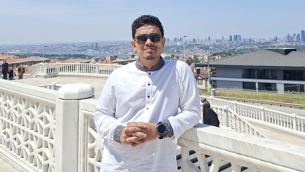 নারীকে সাদিক কায়েমের জড়িয়ে ধরার ছবিটি আসলে সত্যি?