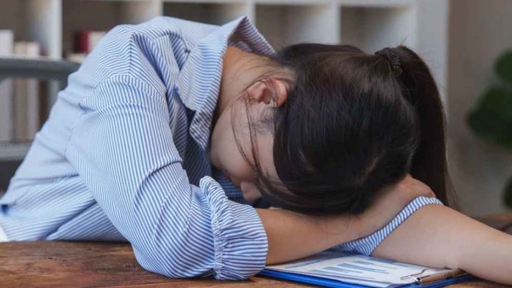 বেতন কম দেওয়ার প্রতিবাদে অফিসে ঘুমান তরুণী, ভিডিও ভাইরাল