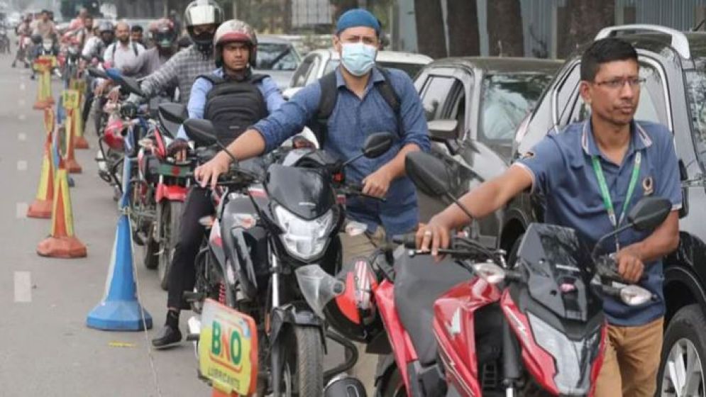 তেল পাম্পে সরকারি চাকরিজীবীদের জন্য থাকবে আলাদা লাইন