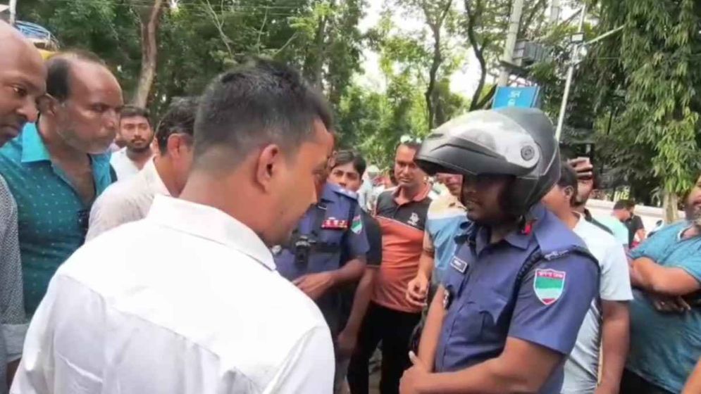 জরুরি সেবার লাইনে দাঁড়িয়েও রেহাই পেল না পুলিশ