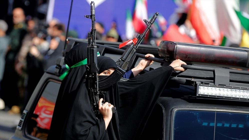 ইসরাইল-যুক্তরাষ্ট্রের বিরুদ্ধে রাজপথে অস্ত্র হাতে ইরানি নারীরা