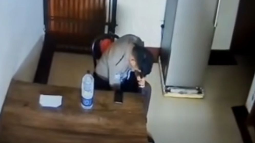 নিজের মাথায় গুলি করলেন পুলিশ সদস্য