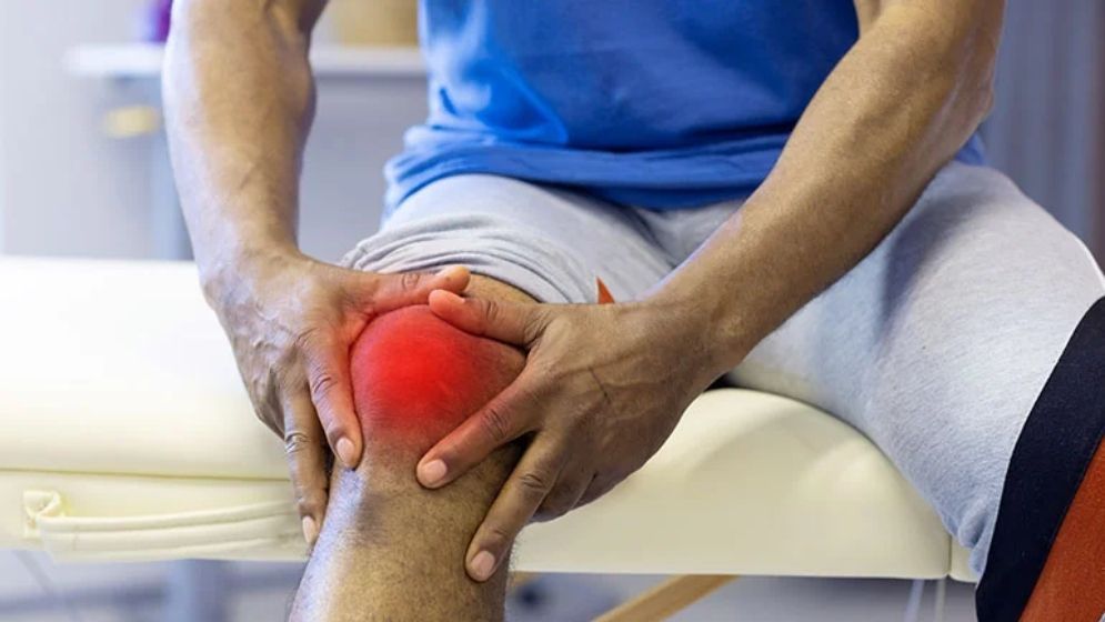 কম বয়সেই বাড়ছে হাঁটু ব্যথা, সমাধানে ৫ কার্যকরী কৌশল