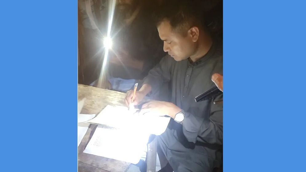 প্রবাসীর স্ত্রীকে বিয়ের প্রস্তাব দিতে গিয়ে ধরা পুলিশ সদস্য