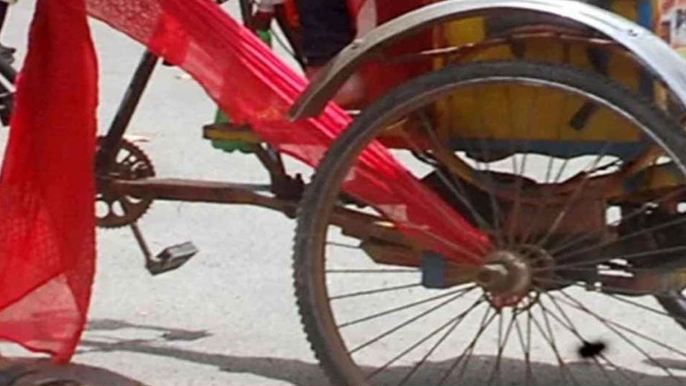 রাজধানীতে চলন্ত রিকশার চাকায় ওড়না পেঁচিয়ে প্রাণ গেল তরুণীর