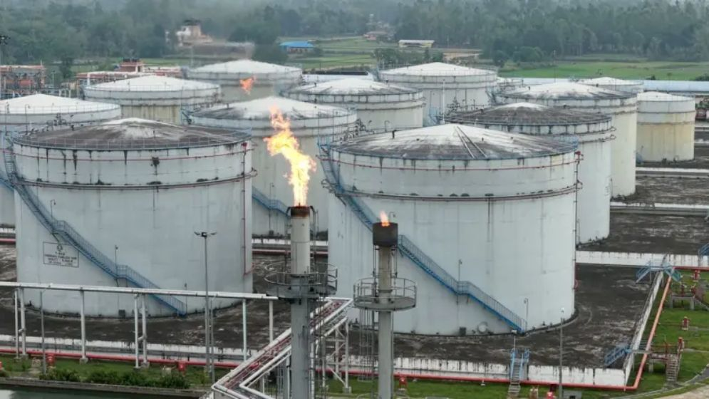 দেশীয় কোম্পানির ট্যাংকারে উপচে পড়ছে পেট্রোল-অকটেন, নিচ্ছে না সরকার