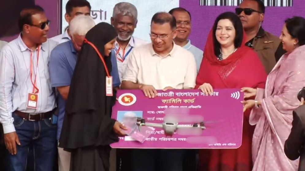 বগুড়ায় ফ্যামিলি কার্ড বিতরণের উদ্বোধন করলেন প্রধানমন্ত্রী
