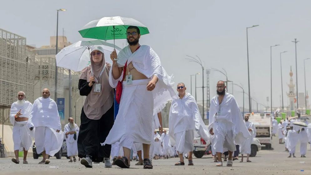 বদলি হজ কী? নারীরা কি পুরুষের বদলি হজ করতে পারবে?