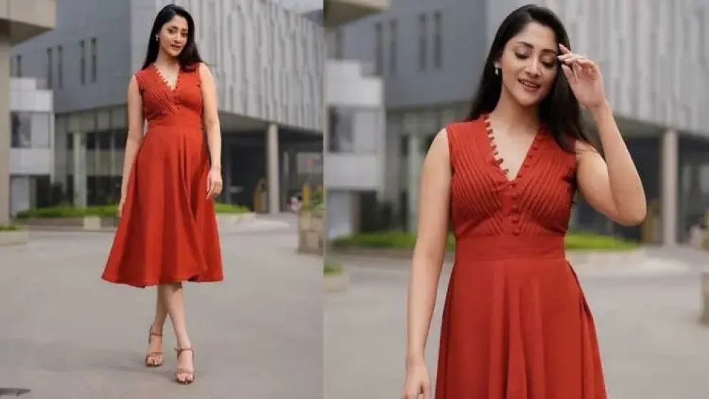 স্লিভলেস লুকে নজরকাড়া পূজা চেরি