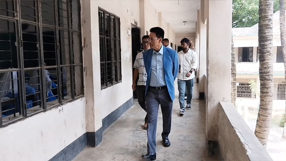 হঠাৎ এসএসসি পরীক্ষা কেন্দ্রে শিক্ষামন্ত্রী, অতঃপর...