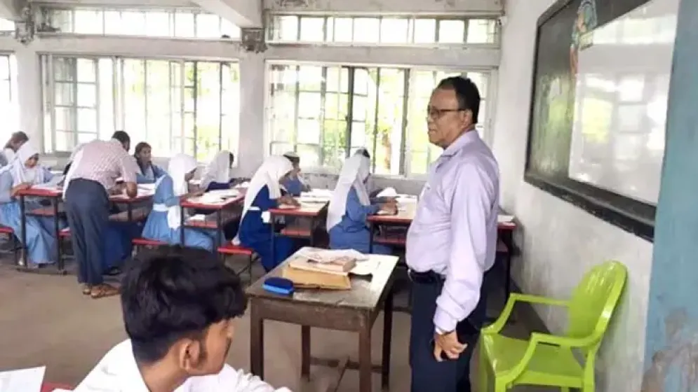 পরীক্ষাকেন্দ্রে গিয়ে ফেসবুক লাইভ করলেন এমপি