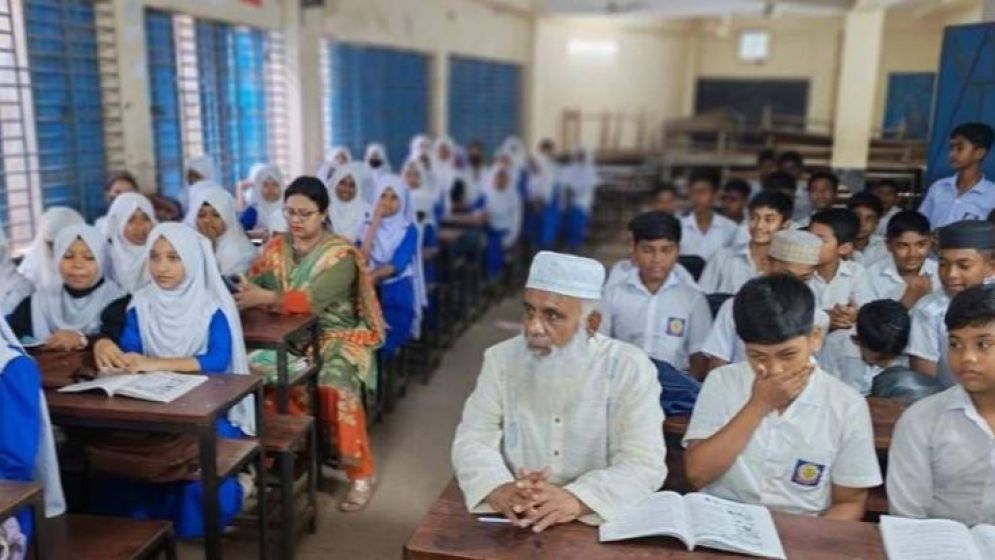 শিক্ষার্থীদের সঙ্গে ক্লাস করছেন সংসদ সদস্য