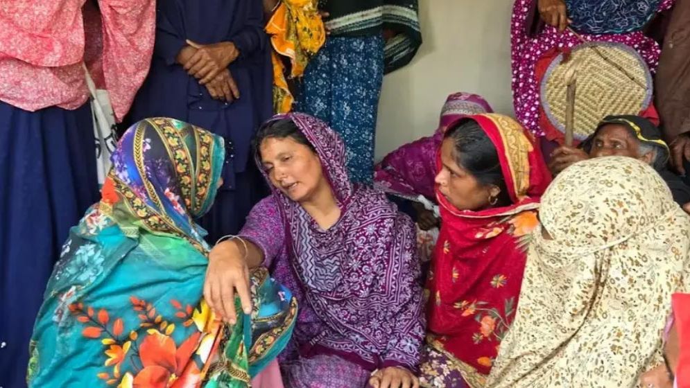 এক রাতে ৭ জনকে গলা কেটে হত্যা