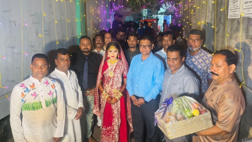 মা হারা কন্যার বিয়েতে গাজীপুরের ডিসি, আবেগাপ্লুত হরিজন সম্প্রদায়ের মানুষ