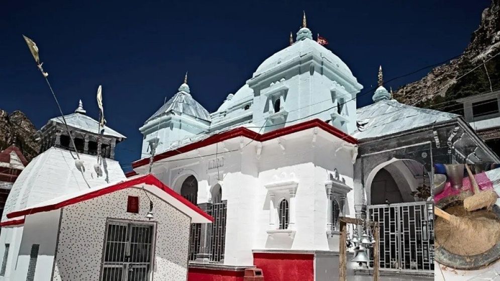 গোবর ও মূত্র দিয়ে তৈরি খাবার বাধ্যতামূলক করলো ভারতের মন্দির