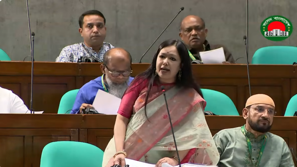 ২২০০ টাকার নিচে সিলিন্ডার ‘মেলে না’, লাইনের গ্যাসের চুলাও ‘মিটিমিটি’