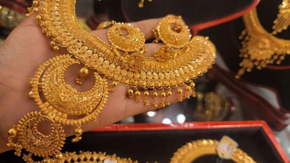 দেশে স্বর্ণের দামে বড় পতন, ভরিতে কমলো কত?