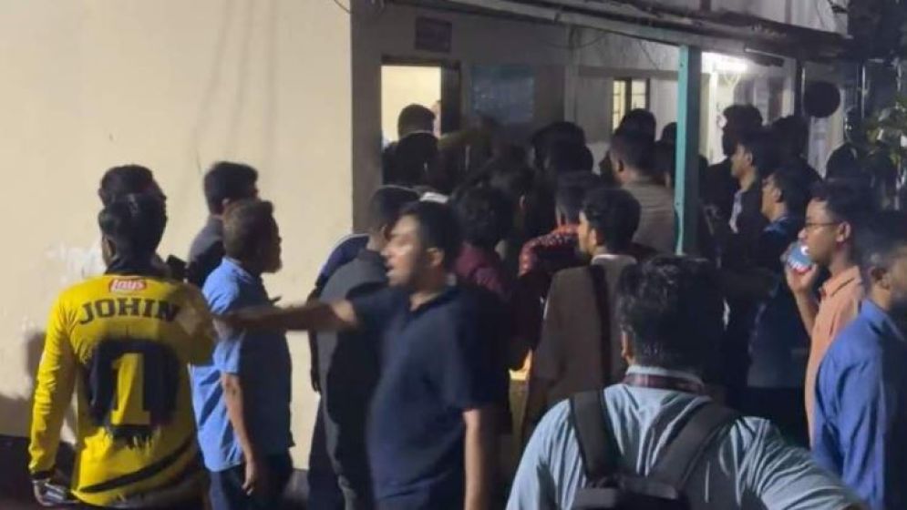 শাহবাগ থানায় জুবায়ের-মোসাদ্দেকের ওপর হামলা ছাত্রদলের