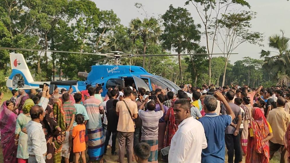 মায়ের ইচ্ছাপূরণে হেলিকপ্টারে চড়ে বিয়ে প্রবাসীর