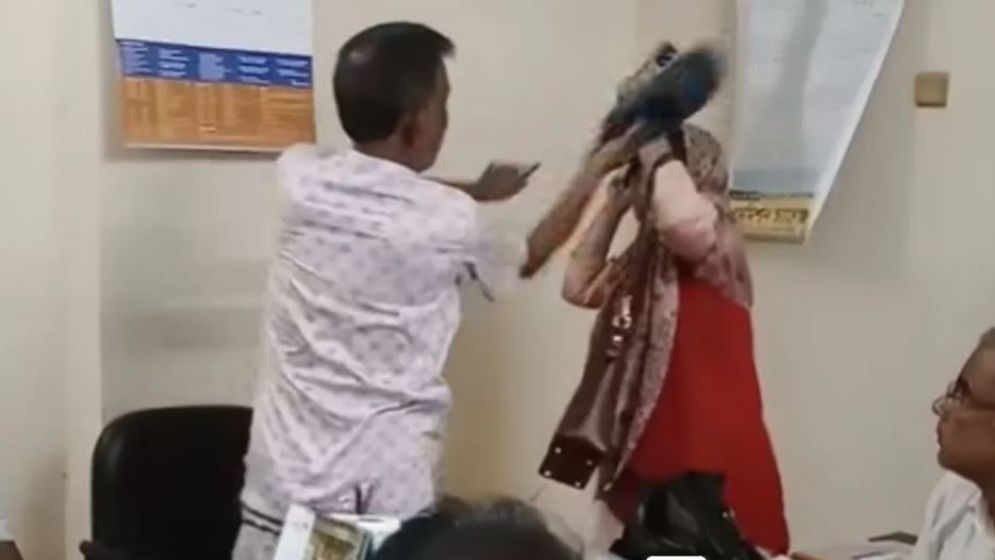 চাঁদা না পেয়ে কলেজে ঢুকে শিক্ষিকাকে জুতাপেটা করলেন  বিএনপি নেতা