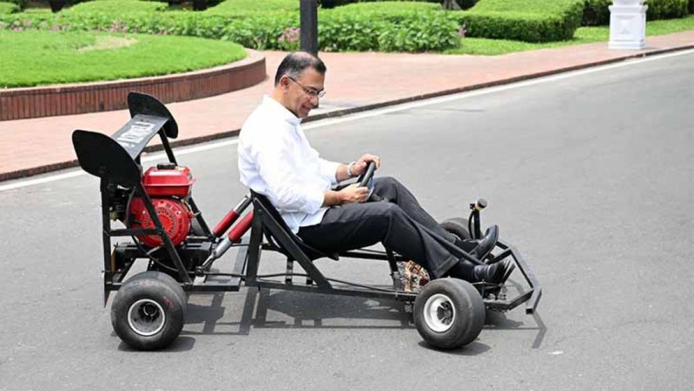 কলেজ শিক্ষার্থীর রেসিং কার চালালেন প্রধানমন্ত্রী