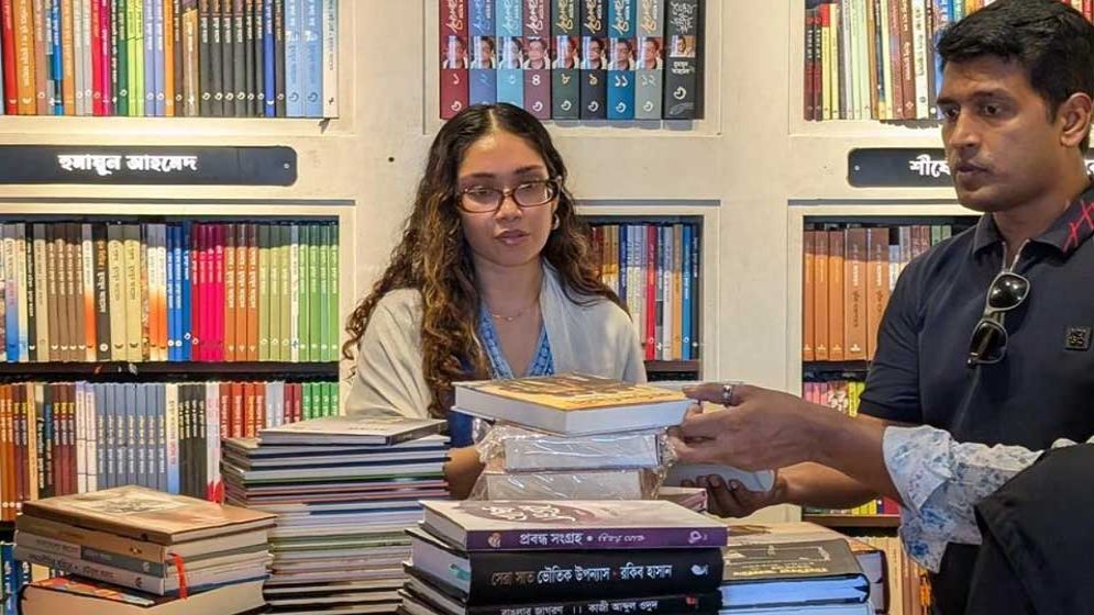 বাতিঘরে জাইমা রহমান, কোন লেখকের বই কিনলেন?