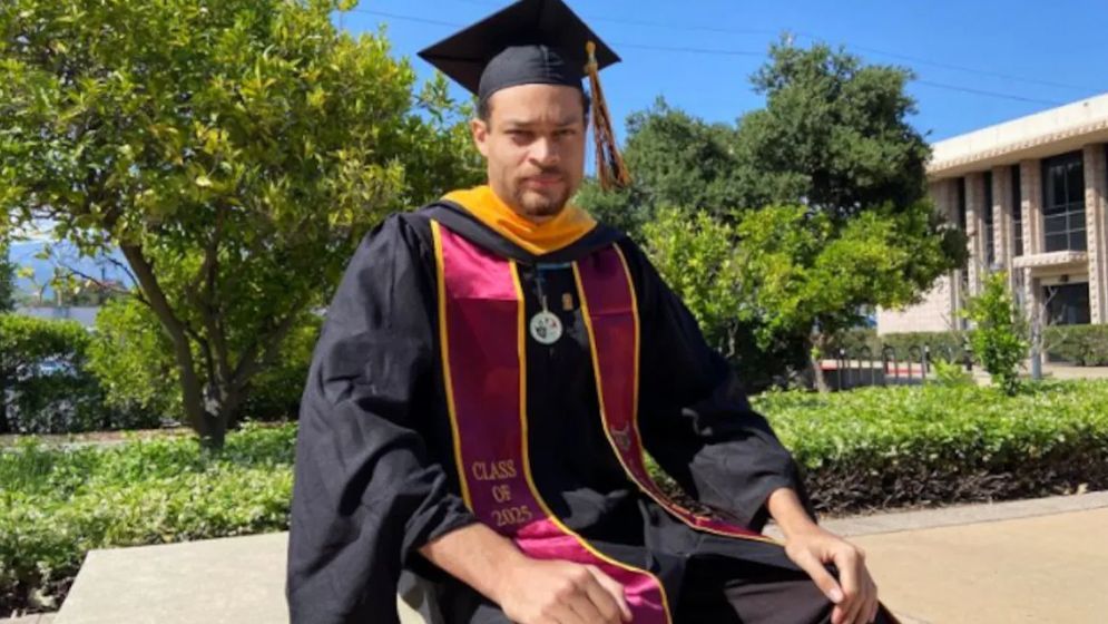 মেধাবী প্রকৌশলী ও উদ্ভাবক অ্যালেন কেন অস্ত্র তুলে নিলেন