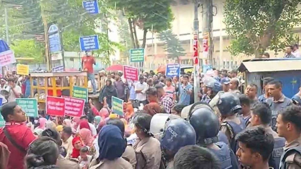 নিয়োগপত্রের দাবিতে উত্তাল শাহবাগ, মুখোমুখি শিক্ষক ও পুলিশ