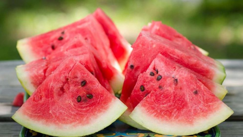 তরমুজের বীজ গিলে ফেলছেন? এতে কী হতে পারে জেনে নিন