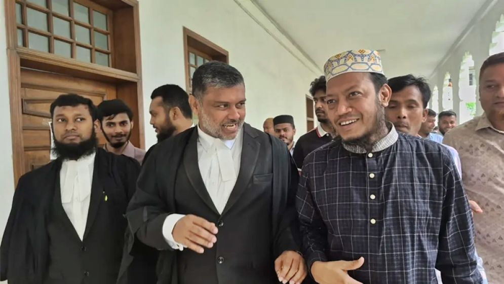 জামিন পেয়ে আমির হামজার ‘মুচকি হাসি’, প্রতিক্রিয়ায় যা ঘটল