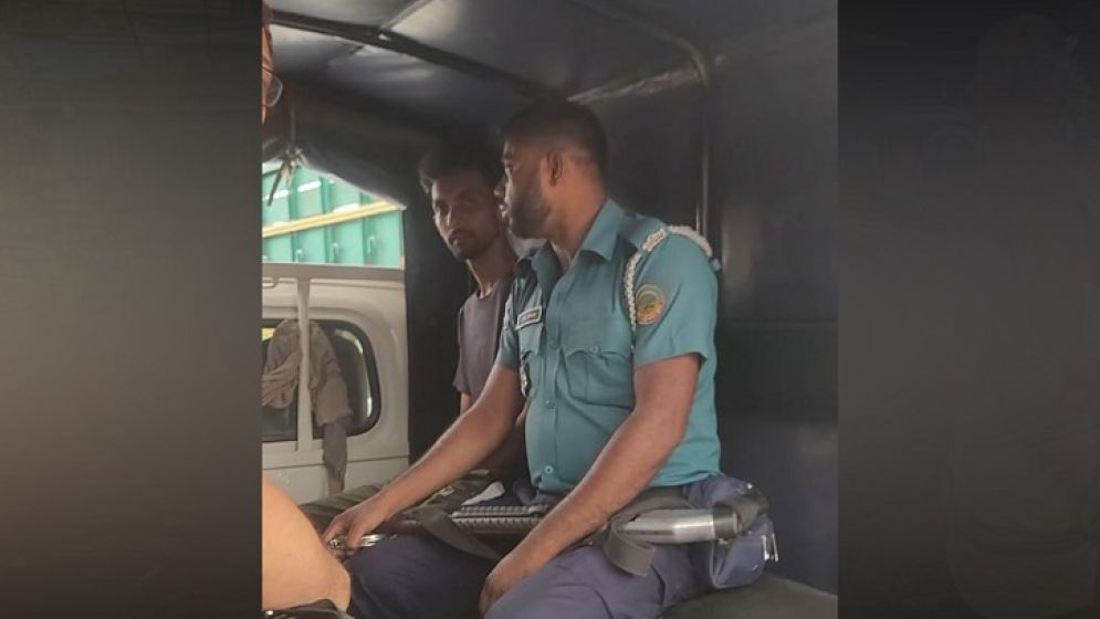 ত্রিভুজ প্রেমের নির্মম পরিণতি, এক রাতেই শেষ একটি পরিবার