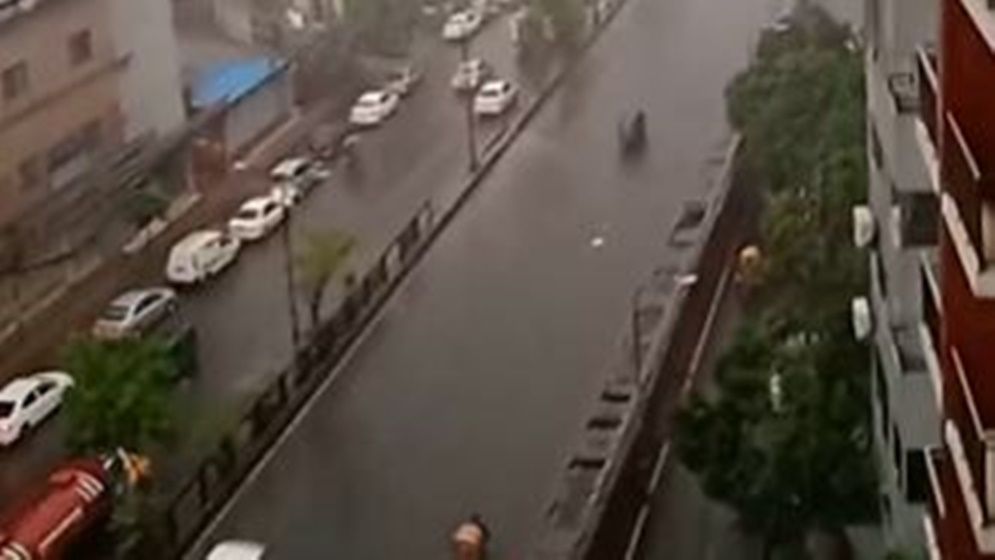 সাতসকালে রাজধানীতে মুষলধারে বৃষ্টি