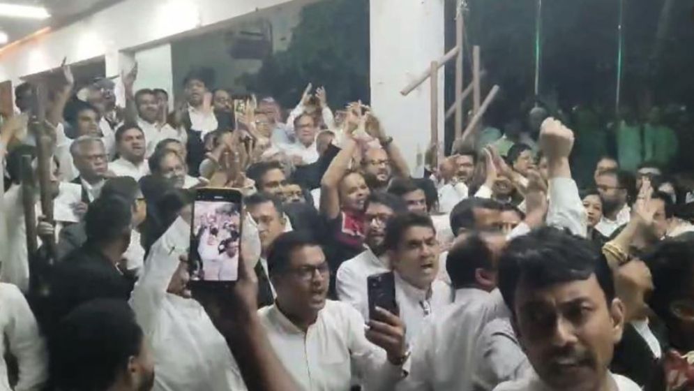 সুপ্রিম কোর্টে আওয়ামী লীগ সমর্থিত আইনজীবীদের বিক্ষোভ মিছিল