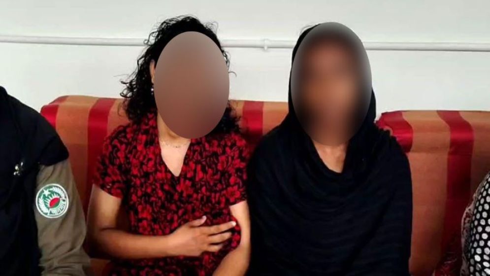হাসপাতালে আপত্তিকর আচরণ, দুই সমকামী তরুণী আটক