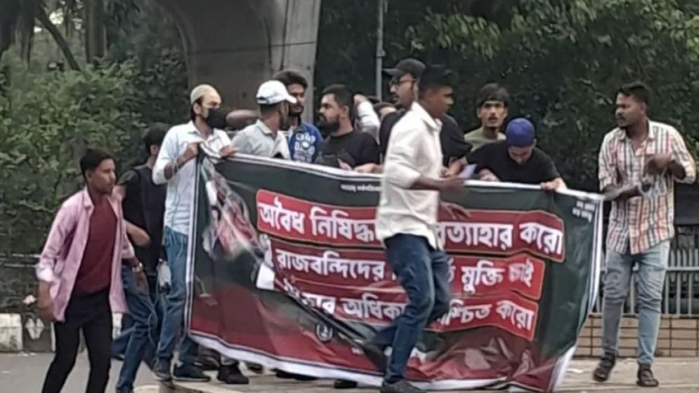 টিএসসিতে ছাত্রলীগের ঝটিকা মিছিল, গাড়িসহ আটক ২