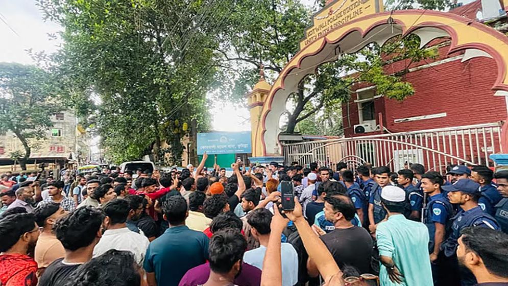 কুমিল্লায় বিএনপি নেতা আটকের পর থানা ঘেরাও নেতা-কর্মীদের