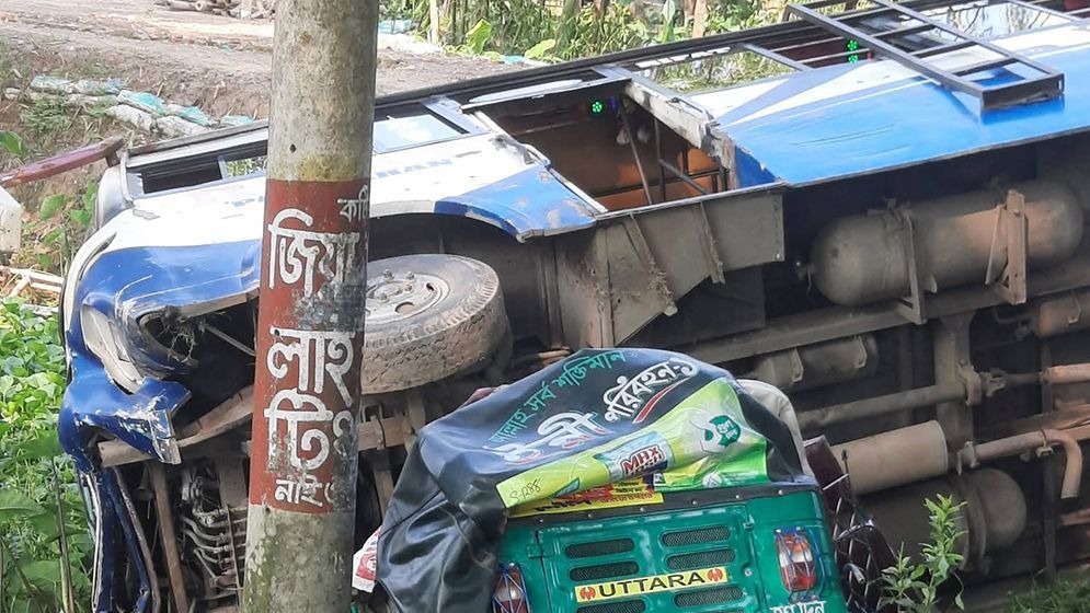 বাসের ধাক্কায় একই পরিবারের তিনজনসহ নিহত ৬