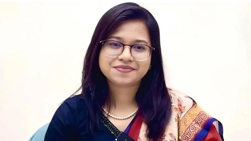 নিজ গ্রামের মেয়ে, মনিরার রিট শুনলেন না বিচারক
