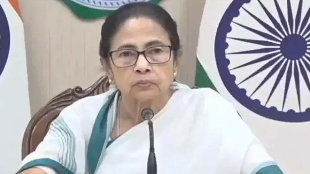 এবার এগিয়ে গেলেন মমতা