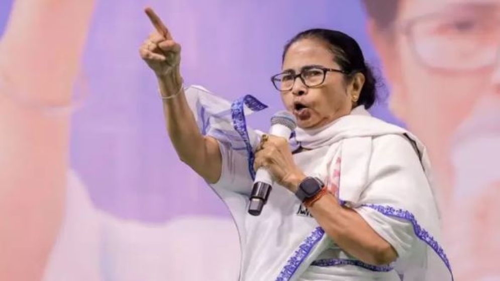 পরাজয়ের পরও পদত্যাগ করেননি—কেন প্রথা ভাঙলেন মমতা?