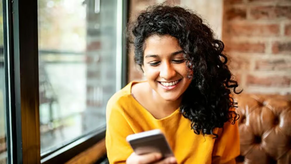 কোঁকড়ানো চুল মানেই বাড়তি যত্ন, যা করতে হবে