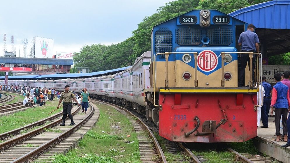 ঈদ যাত্রার শেষ দিনের ট্রেন টিকিট বিক্রি আজ