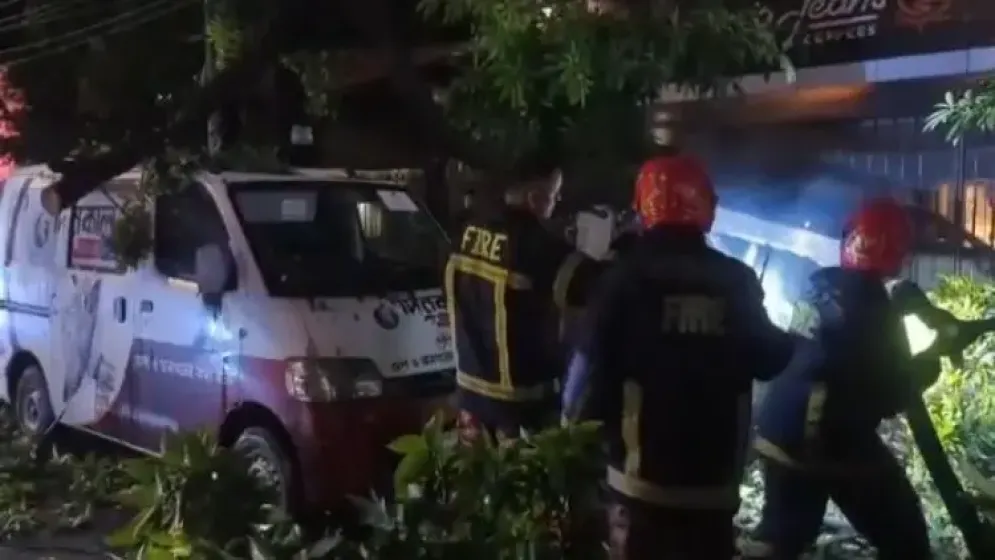 গুলশানে মাইক্রোবাসের ওপর গাছের ডাল, ৪ সাংবাদিককে উদ্ধার করলো পুলিশ