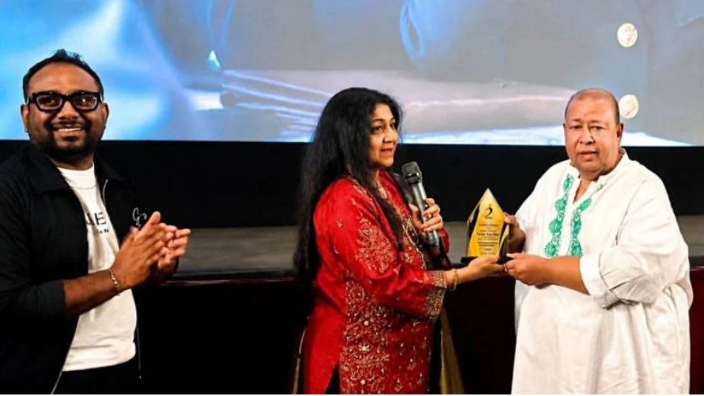 নিউইয়র্কে সম্মাননা পেলেন ফরিদুর রেজা সাগর