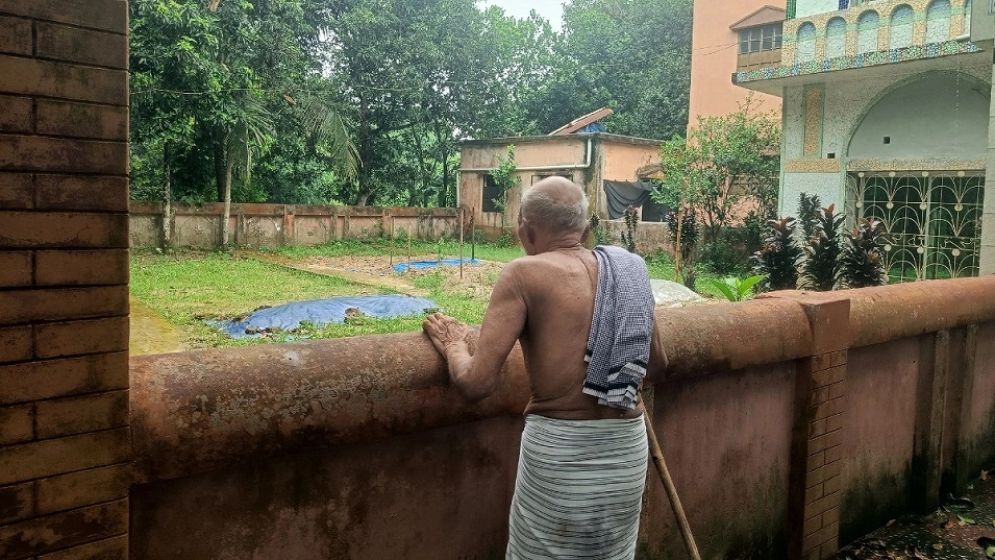 রামিসার কবরের পাশে দাঁড়িয়ে নির্বাক ৯০ বছরের দাদা