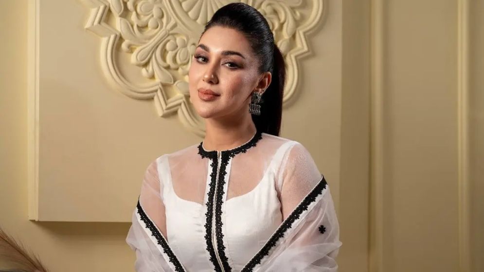 সাদার আভিজাত্যে নজর কাড়লেন অপু বিশ্বাস