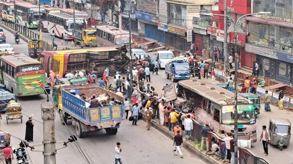রাজধানীতে এক বাসে অন্য বাসের ধাক্কা, নিহত ৪