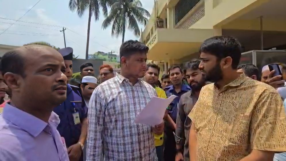 হাসপাতালে আকস্মিক পরিদর্শনে এমপি হাসনাত, অনুপস্থিতিতে ৫ চিকিৎসককে শোকজ