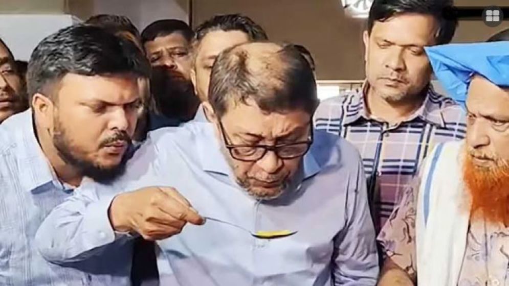 স্বাস্থ্যমন্ত্রীর চামচে ফুঁ দেওয়া মানুষটি কে?