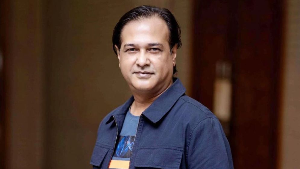 হঠাৎ আবেগঘন পোস্ট আসিফ আকবরের